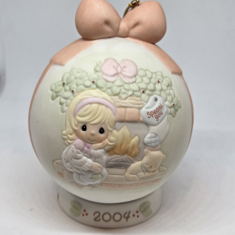 Precious Moments 2004 Annual Ornament "Thoughts of You Are So Hearthwarming"